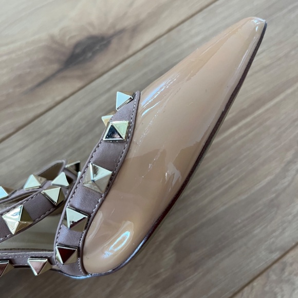 Kaitlyn Pan nude studded high heel - Picture 2 of 6